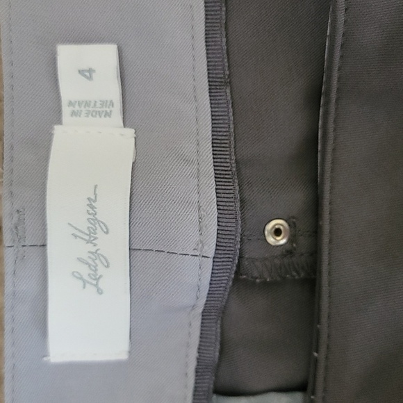 Lady Hagen | Gray Monochrome Colorblock Bermuda Golf Shorts - Picture 4 of 4